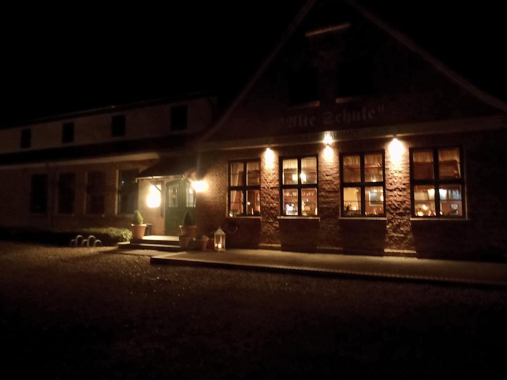 Pension & Restaurant "Alte Schule" Kluis Екстериор снимка