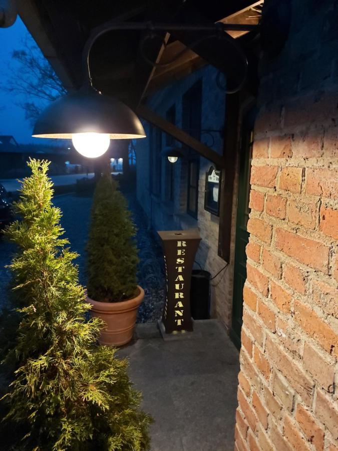Pension & Restaurant "Alte Schule" Kluis Екстериор снимка