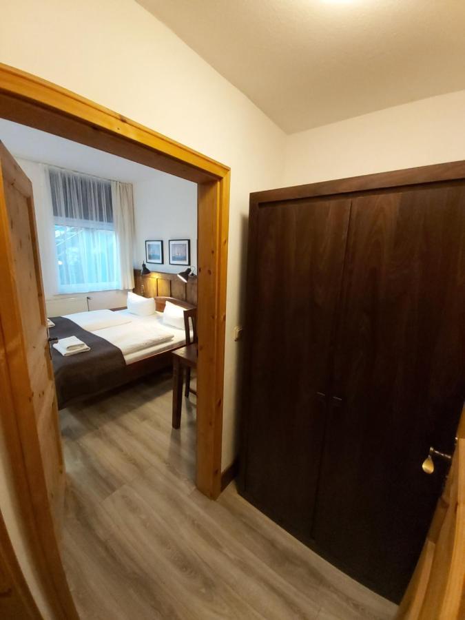 Pension & Restaurant "Alte Schule" Kluis Екстериор снимка
