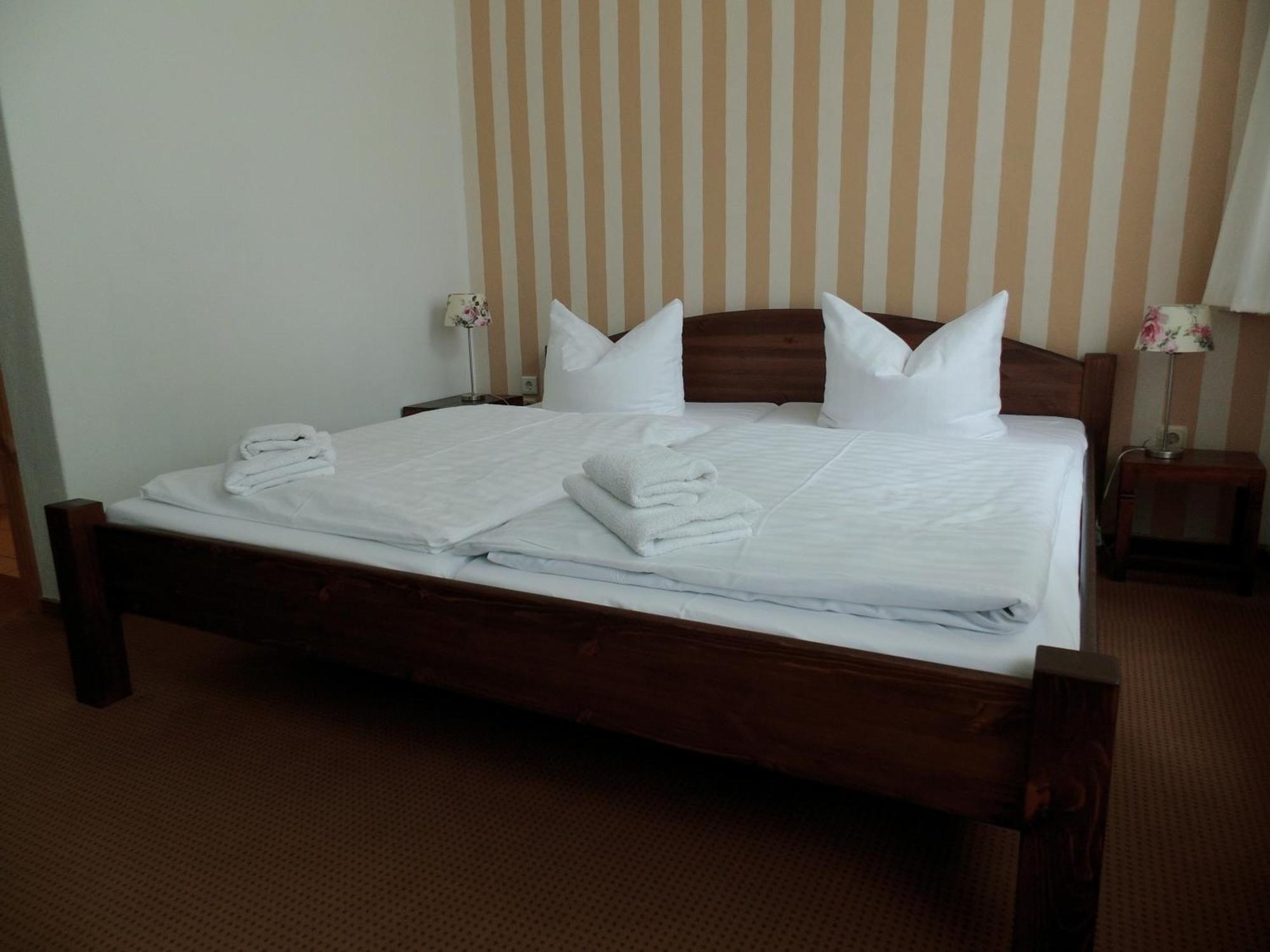 Pension & Restaurant "Alte Schule" Kluis Стая снимка