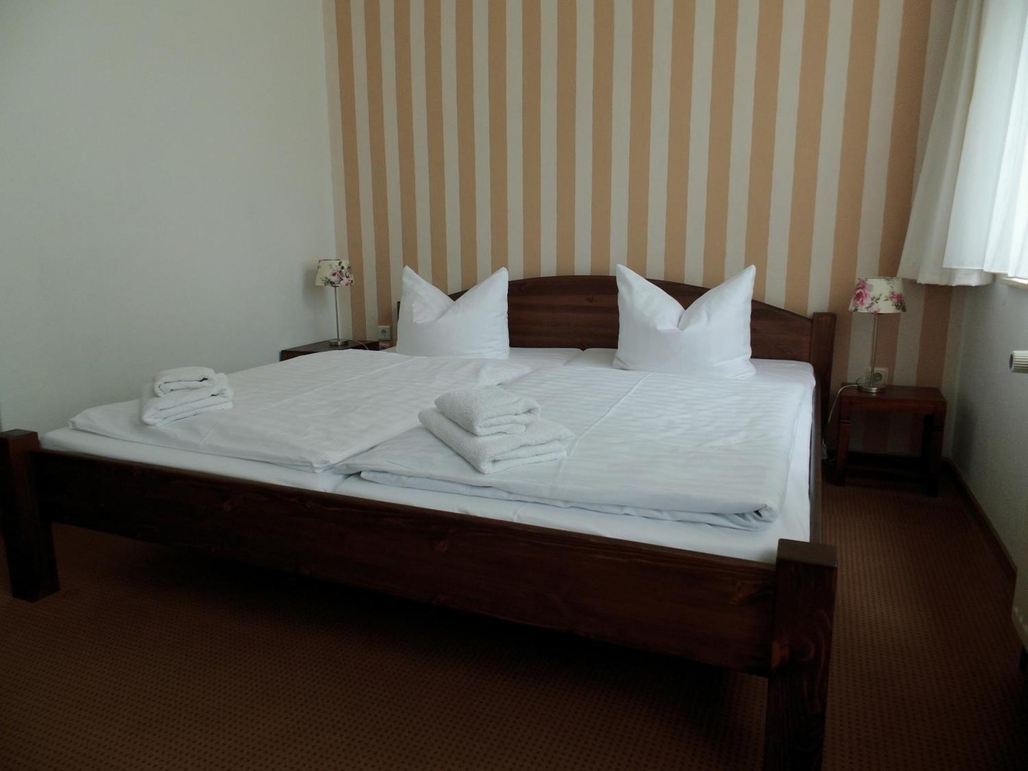 Pension & Restaurant "Alte Schule" Kluis Стая снимка